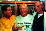 Ronnie Biggs (i midten) fejrer sin 70-års fødselsdag i 1999 i Rio De Janeiro med to andre røvere fra Det store togrøveri, Bruce Reynolds (th.) og Roy Shaw (tv.). 