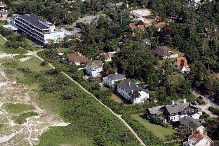 FRITIDSLUKSUS. Danmarks dyreste sommerhus, der blev handlet med i 2013, ligger på Kystvejen (fjerde hus fra venstre på billedet) i Hornbæk og er solgt for 13,3 millioner kroner. 