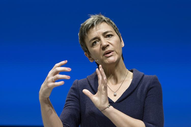 långivere. Økonomi- og indenrigsminister Margrethe Vestager erkender, at danske skatteydere kan komme til at låne penge ud til en fond, som skal redde nødstedte europæiske banker. 