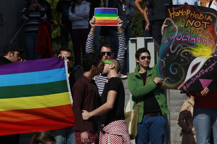 Protester. De russiske anti-homo love møder stor modstand i det internationale samfund. Her er det græske demonstranter, der viser deres støtte til de homoseksuelles rettigheder i forbindelse med overdragelsen af den olympiske flamme i Athen. 