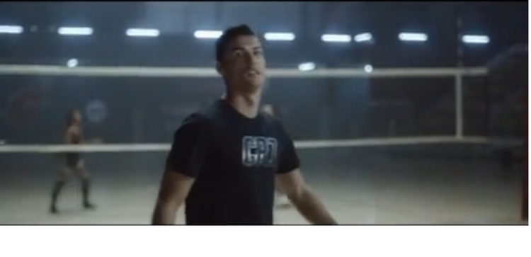 udtaget. Cristiano Ronaldo er i gang med at spille volleyball med fødder og hoved mod fem kvinder, da han bliver udtaget til verdens udvalgte mod indtrængende rumvæsener. 