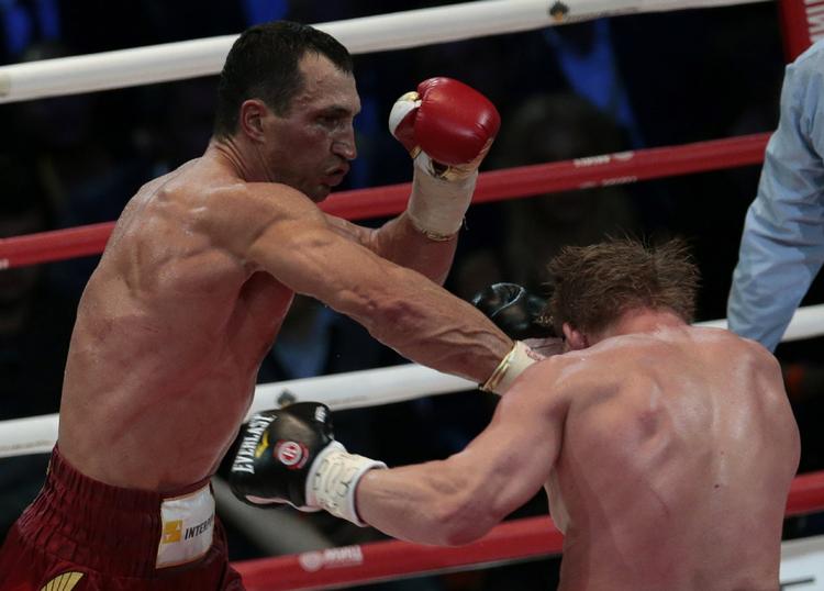 boksebold. Alexander Povetkin (th) havde ikke meget at gøre mod Vladimir Klitschko 8tv) i titelkampen i oktober. 