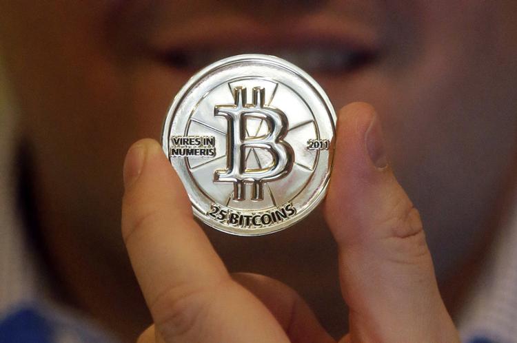 PENGE. Ingen ved, hvem der har opfundet bitcoin. Den virtuelle mønt er faldet meget i værdi siden i går. 