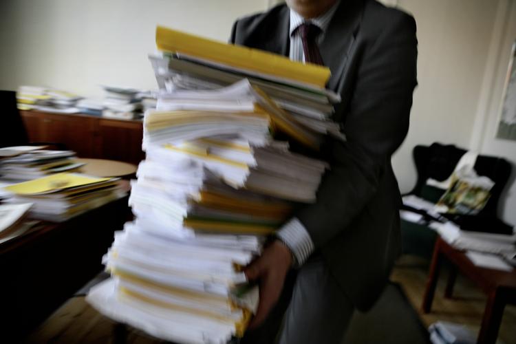 Bureaukrati. Mange nyudklækkede iværksættere drukner også i bureaukrati inden de rigtig er kommet i gang. 