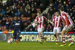 2-0. Patrice Evra (tv) og de øvrige aktører i Stoke fik kampen afbrudt et par minutter, fordi det haglede voldsomt. 