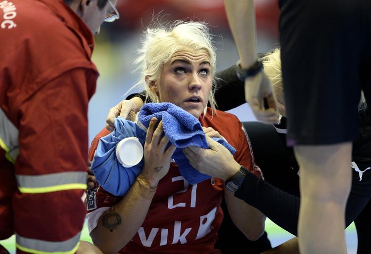 Hård. Kristina Kristiansen var groggy efter et sammenstød med en tysker i 1. halvleg, men kom stærkt tilbage 