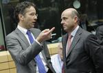 forspil. Hollands finansminister, Jeroen Dijsselbloem (tv.) taler med Spaniens økonomiminister, Luis de Guindos Jurado, inden aftalen om en ny bankunion blev forhandlet på plads. 