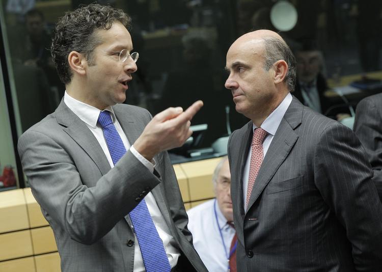 forspil. Hollands finansminister, Jeroen Dijsselbloem (tv.) taler med Spaniens økonomiminister, Luis de Guindos Jurado, inden aftalen om en ny bankunion blev forhandlet på plads. 