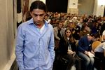 Ytringer. Den unge digter Yahya Hassan har løbende modtaget trusler om vold, siden han i et debatindlæg i Politiken, på DR2's Deadline og i sin egen digtsamling i hårde vendinger har kritiseret den nydanske underklasse. Ved en enkelt lejlighed gjorde en angrebsmand alvor af truslerne og tildelte digteren knytnæveslag på Hovedbanegården. 