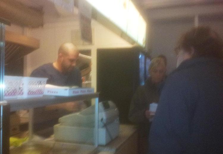 Vebekomme. Et ældre par går nervøst ind i en pizzabar, men det er pizzamanden, der stjæler billedet. 