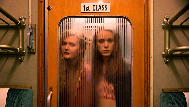 Film. I en scene i 'Nymphomaniac' ser man den unge hovedperson Joe, som sammen med en veninde går gennem et tog og dyster om, hvem der kan have sex med flest mænd. 