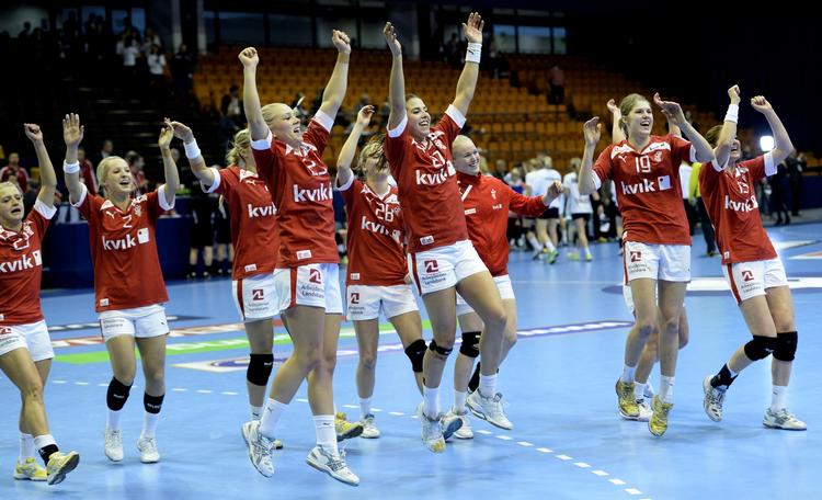 forløsning. Stemningen var høj på banen og i omklædningsrummet, da Danmark havde elimineret tyskerne i kvartfinalen ved VM. 