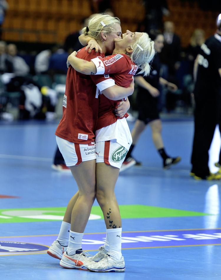 Sejr. Maria Fisker og Kristina Kristiansen er klar til at spille om mindst VM-bronze. 