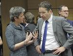 opvarmning. Margrethe Vestager fotograferet før de sidste forhandlinger om bankpakken, som faldt på plads i aftes. Her ses den danske økonomi- og indenrigsminister i samtale med den hollandske finansminister, Jeroen Dijsselbloem. 