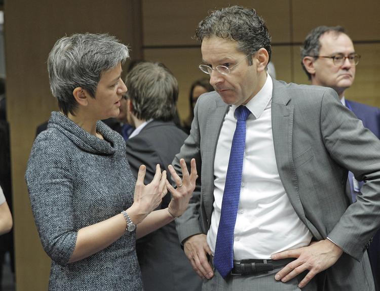 opvarmning. Margrethe Vestager fotograferet før de sidste forhandlinger om bankpakken, som faldt på plads i aftes. Her ses den danske økonomi- og indenrigsminister i samtale med den hollandske finansminister, Jeroen Dijsselbloem. 