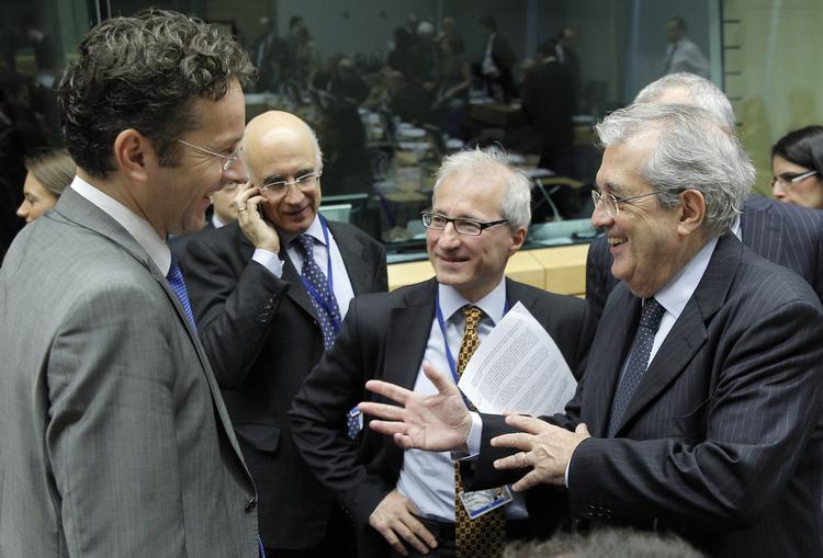 glæde. EU's finans- og økonomiministre forhandlede i aftes en aftale hjem, som skal håndtere banker, der pludselig kommer i store økonomiske problemer. Her ses Hollands finansminister, Jeroen Dijsselbloem (tv.) i samstale med sin italienske kollega, Fabrizio Saccomanni. 