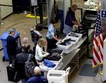 Ventetid. Overalt i verdens lufthavne oplever passagerer, at det begynder at gå langsomt, når de kommer til security. Et nyt system fra DTU skal efter planen save toppen af denne ventetid. 