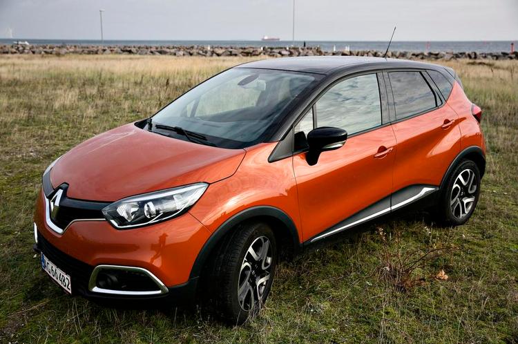 Attitude. Renault Captur ser rå og firehjulstrækker-agtig ud, men opfører sig mere som den lettere forvoksede Clio, som den i virkeligheden er. 
