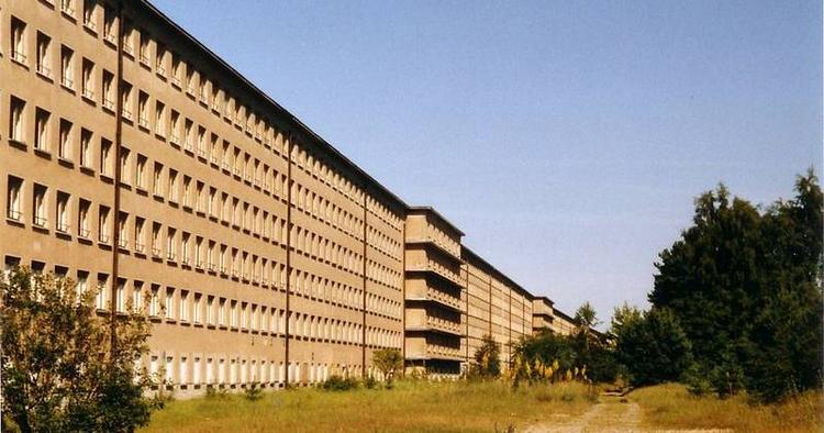 Tomt. Prora blev bygget af nazisterne mellem 1936 og 1939 og ligger i dag næsten øde hen. 