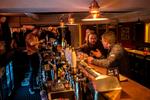 Trægt.  The Bird &amp; The Churchkey har 74 forskellige slags gin, men ingen udpræget lyst til at fortælle om dem. 