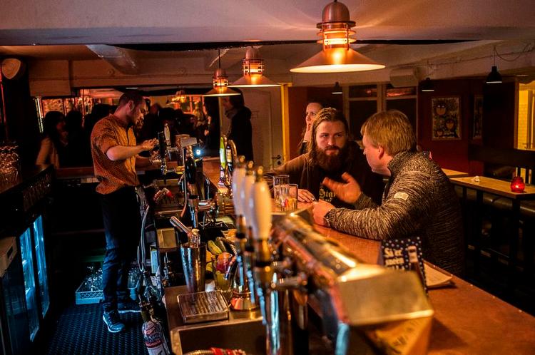 Trægt.  The Bird &amp; The Churchkey har 74 forskellige slags gin, men ingen udpræget lyst til at fortælle om dem. 