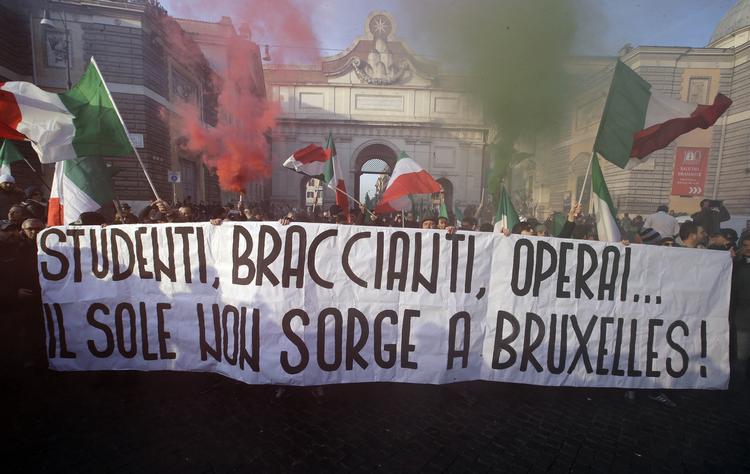vrede. Skat fylder meget af den globale dagsorden. I går gik nogle tusinde italienere på gaden i Rom i protest mod nye spareplaner, som blandt andet indebærer nye skatteforhøjelser. 