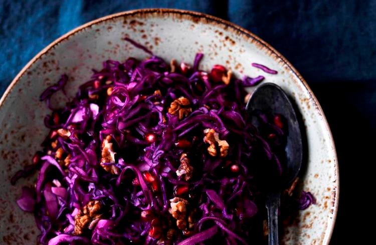 Sprødt. Rødkålssalaten er frisk, sprød og kan laves i en hurtig vending. Kålen marineres med salt, sukker og citronsaft. 