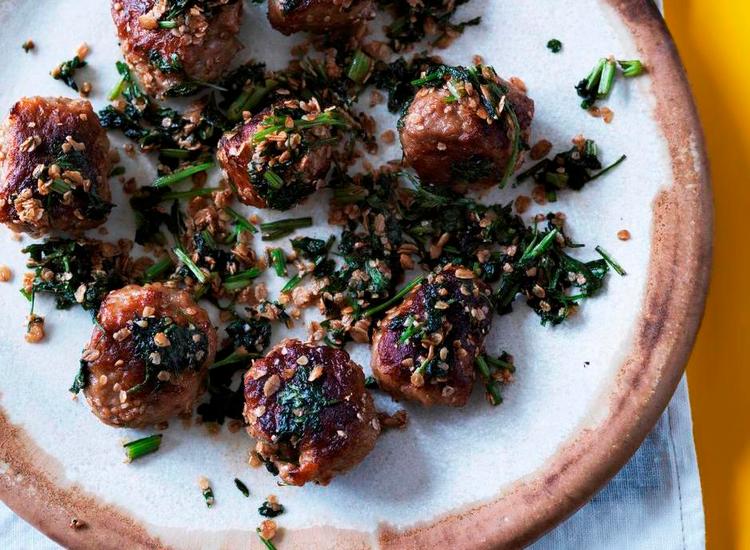 Nemt. Klemmedeller er meget brugt i andre lande, især til pastasauce med tomat. Til julefrokosten får de lidt ekstra garnering med persille og havregryn 