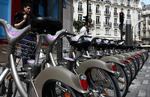 <cutline_leadin>pioner.</cutline_leadin> De franske Vélib-cykler i Paris viser, hvordan delecykler kan <240>fungere i en storby. Cyklerne kan hentes på stationer, der ligger med højst 300 meters afstand i store dele af Paris. <fotograf>Foto: Michel Spingler/AP</fotograf> 