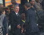 GODDAG. Cubas Raul Castro og USA's Barack Obama hilste på hinanden ved en mindeceremoni til ære for den afdøde Nelson Mandela. 