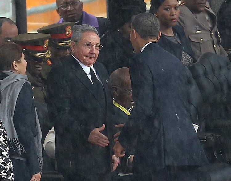GODDAG. Cubas Raul Castro og USA's Barack Obama hilste på hinanden ved en mindeceremoni til ære for den afdøde Nelson Mandela. 