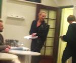 Farvel. Begravelsesdrama i dunkel belysning. 
