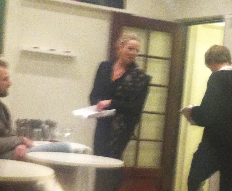 Farvel. Begravelsesdrama i dunkel belysning. 