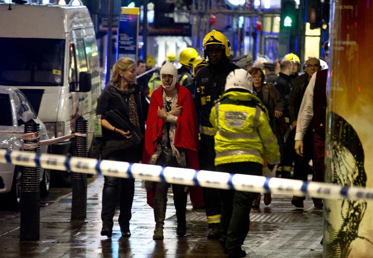 KOLLAPS. Brandvæsen, politi og ambulancer er massivt til stede ved Apollo Theatre i London efter dele af loftet i teatret er styrtet ned. 