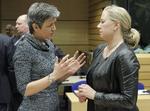 kolleger. Økonomi- og indenrigsminister Magrethe Vestager sammen med sin finske kollega, Jutta Urpilainen, under forhandlingerne om EU's kommende bankunion. 