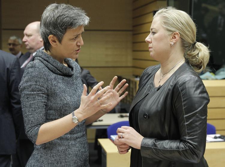 kolleger. Økonomi- og indenrigsminister Magrethe Vestager sammen med sin finske kollega, Jutta Urpilainen, under forhandlingerne om EU's kommende bankunion. 