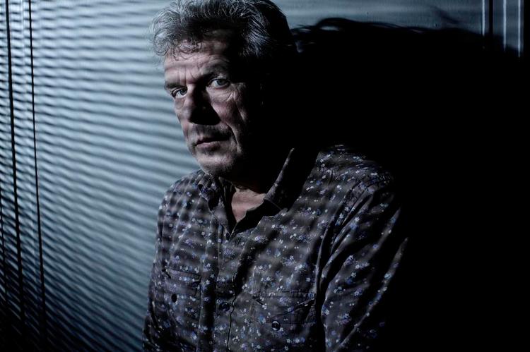 Mørke. Hjemme i Holland er Alex van Warmerdam kendt for sine absurd humoristiske film. Selv mener han, at hans film er sorte. Målet er at udforske sit »sinds kælder«, som han siger. 