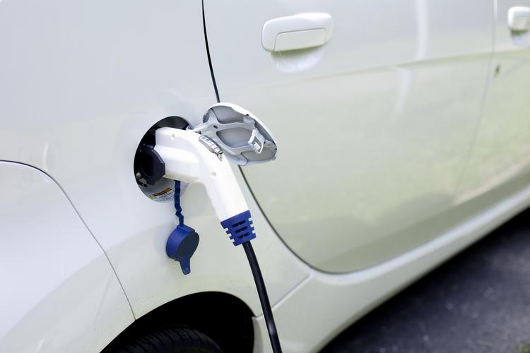 fremturer. Selvom forbrugerombudsmanden sendte sin vejledning ud i august, markedsfører både Renault og VW fortsat elbiler som CO2-neutrale under kørsel. Nu vil de få besøg af Forbrugerombudsmanden. 