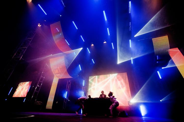 Lasershow. Major Lazer giver på billedet koncert på Roskilde i 2009. Dengang var der tale om et samarbejde mellem Diplo og Switch, men sidstnævnte har siden forladt projektet. 