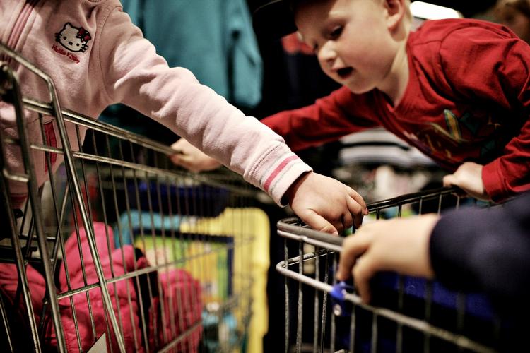 mådehold. Det kan for alvor skubbe gang i dansk økonomi, hvis vi bruger flere penge, men privatforbruget faldt i tredje kvartal. Endnu mere, end de første tal indikerede. 