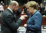 duel. To af hovedpersonerne i etableringen af EU's nye bankunion: Martin Schulz, der er formand for EU-parlamentet, som skal godkende forslaget endeligt, og landsmanden Angela Merkel. 