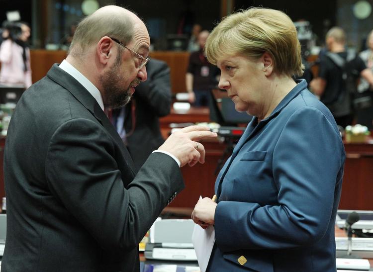 duel. To af hovedpersonerne i etableringen af EU's nye bankunion: Martin Schulz, der er formand for EU-parlamentet, som skal godkende forslaget endeligt, og landsmanden Angela Merkel. 