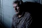 Sort. Målet er at udforske hans »sinds kælder«. 