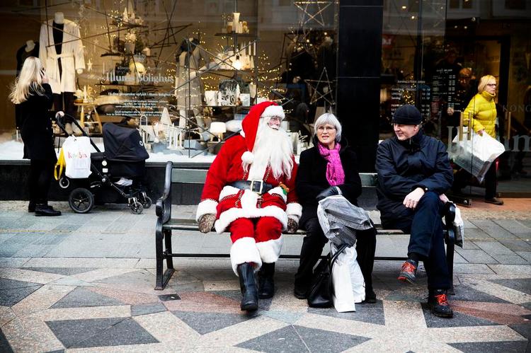 Trygt. Julemanden er altid sød og rar, og derfor sker det ikke så sjældent, at københavnerne vender løst og fast med ham. 