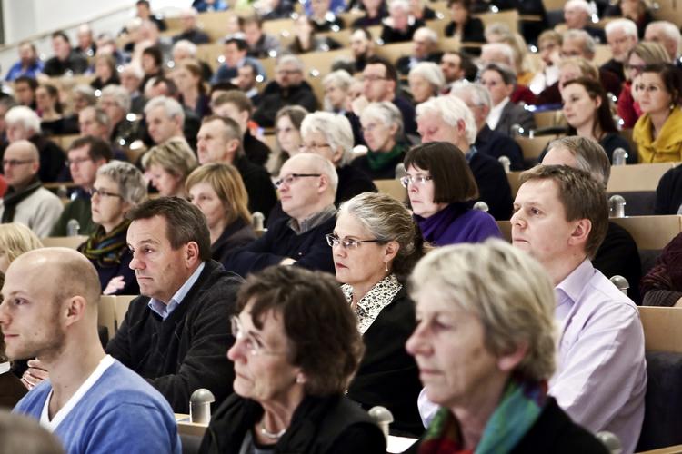 Curlingforældre. Universiteterne oplever i disse dage stigende problemer med forældre, der klager på deres børns vegne. Om problemet er lige så stort på Folkeuniversitetet på Aarhus Universitet på billedet ovenfor ovenfor vides ikke. 