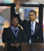 FEJL. Den falske tegnsprogstolk Thamsanqa Jantjie fik lov at stå få meter fra USA's præsident Barack Obama under mindehøjtidelighed for Nelson Mandela. 