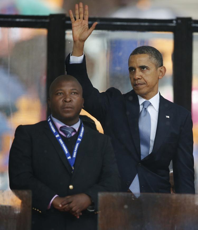 FEJL. Den falske tegnsprogstolk Thamsanqa Jantjie fik lov at stå få meter fra USA's præsident Barack Obama under mindehøjtidelighed for Nelson Mandela. 