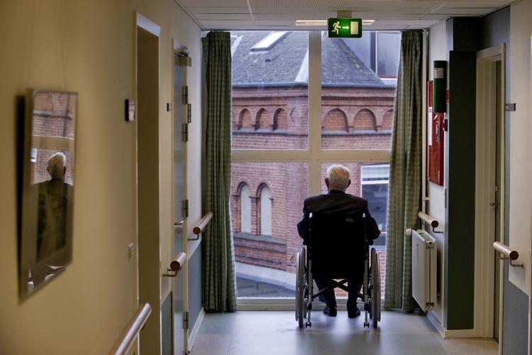 Forskelsbehandling. På mange rådhuse glæder man sig over, at socialministeren nu melder klart ud, at der skal gribes ind, fordi de private plejehjem, som har været i hastig vækst siden 2007, systematisk overbetales af kommunerne - på bekostning af ældre på kommunale plejehjem. 