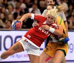 Vm-håndbold. Kristina Kristiansen forsøger at vride sig fri mod Brasilien. 
