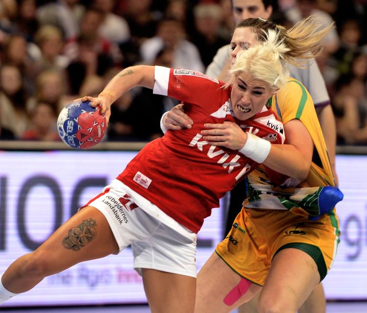 Vm-håndbold. Kristina Kristiansen forsøger at vride sig fri mod Brasilien. 